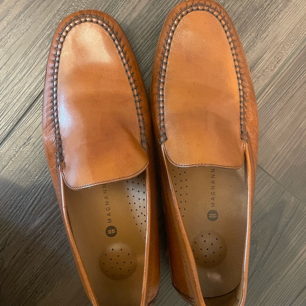 Magnanni Men's Tan Leather Slip-On Loafers